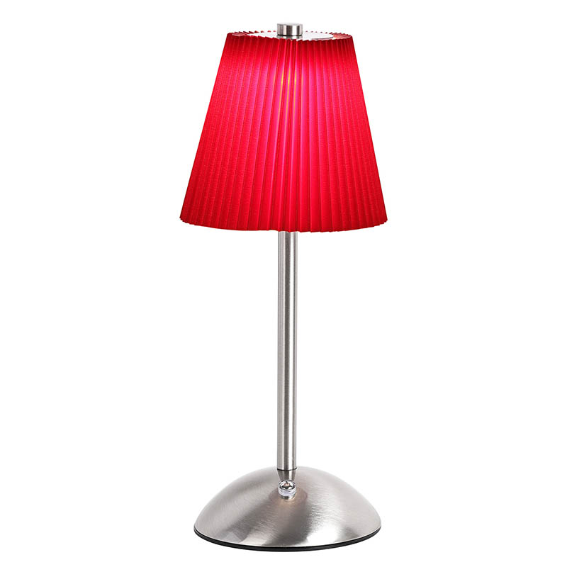 Czerwona lampa stołowa z metalową podstawą